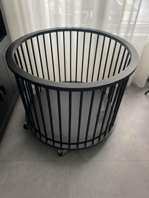 Ronde zwarte box, Kinderen en Baby's, Boxen, Gebruikt, Rond, In hoogte verstelbaar, Wieltjes, Ophalen