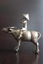 Aziatisch beeldje van een boer die op een waterbuffel rijdt, Antiek en Kunst, Kunst | Niet-Westerse kunst, Ophalen of Verzenden