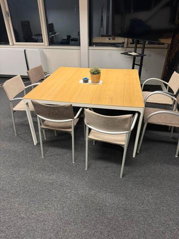 Grote vergadertafel met geïntegreerd stekkerblok! beschikbaar voor biedingen
