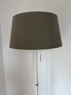 Ikea landelijke houten staande Lamp met bruine kap, Huis en Inrichting, Lampen | Vloerlampen, Ophalen, Zo goed als nieuw, Stof