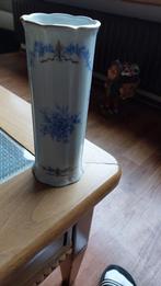 Elegante porseleinen vaas met blauwe bloemmotieven, Antiek en Kunst, Ophalen of Verzenden