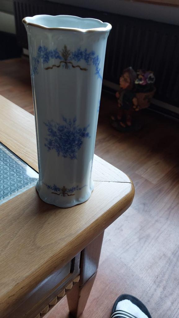 Elegante porseleinen vaas met blauwe bloemmotieven, Antiek en Kunst, Antiek | Vazen, Ophalen of Verzenden