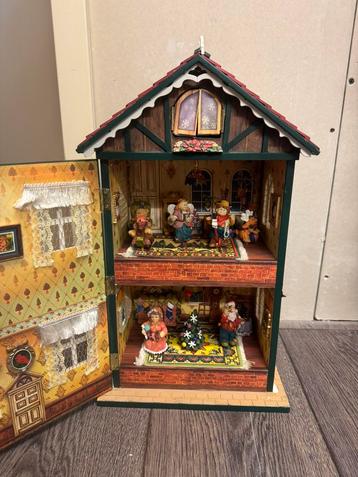 Houten muziek poppenhuis beschikbaar voor biedingen