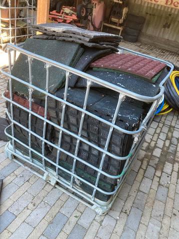 Rubber tegels beschikbaar voor biedingen