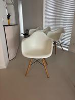 2 stuks Vitra Eames DAW stoelen Pebble esdoorn onderstel, Huis en Inrichting, Stoelen, Wit, Zo goed als nieuw, Vier, Ophalen