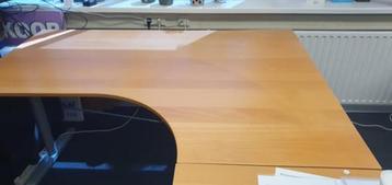 2 Hoek bureau's gratis afhalen