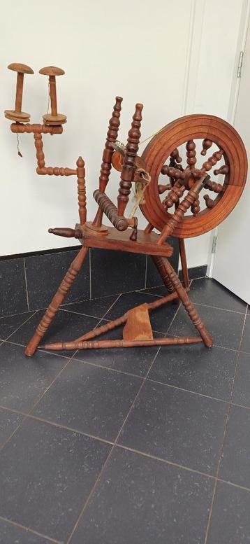 Prachtig houten spinnenwiel. beschikbaar voor biedingen