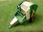 Farmhand rondebalenpers met baal van Britains nr. 9532, Hobby en Vrije tijd, Modelauto's | 1:32, Ophalen of Verzenden, Zo goed als nieuw