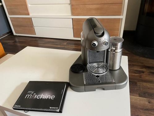 Krups Nespresso Gran Maestria XN8105 Titanium, Witgoed en Apparatuur, Koffiezetapparaten, Zo goed als nieuw, Koffiepads en cups