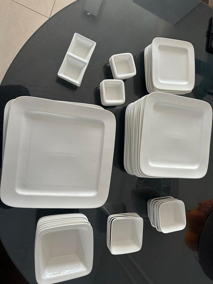 Borden Set - Wit Servies, Huis en Inrichting, Keuken | Servies, Zo goed als nieuw, Bord(en), Effen, Aardewerk, Ophalen