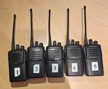 Set 5 Motorola VX261 programmeerbare Portofoons met extra's beschikbaar voor biedingen