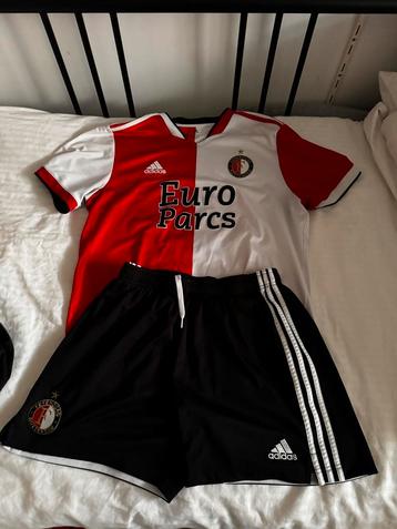 Feyenoord Adidas & Castore Setje beschikbaar voor biedingen
