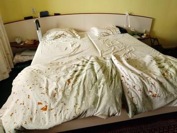 Tweepersoonsbed met achterwand beschikbaar voor biedingen