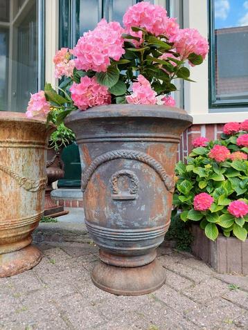 Prachtige XXL  zware gietijzeren Anduze vazen per stuk beschikbaar voor biedingen