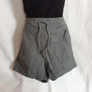 Nette grijze dames korte broek. Mt L. Merk Vero Moda beschikbaar voor biedingen
