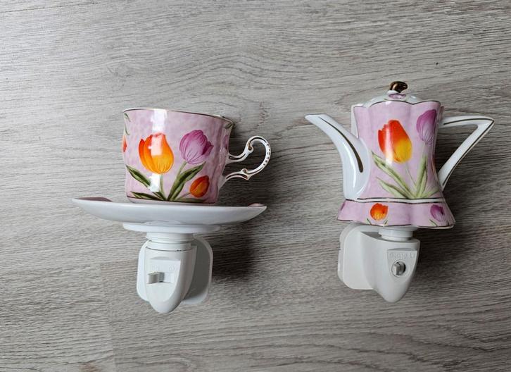 Theelichtjes van kopje en theepot voor in stopcontact, Huis en Inrichting, Lampen | Hanglampen, Zo goed als nieuw, Minder dan 50 cm