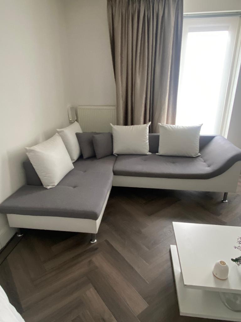 Bank wit grijs 245x245, Huis en Inrichting, Banken | Bankstellen, Ophalen, Gebruikt, Modern strak, Hoekbank