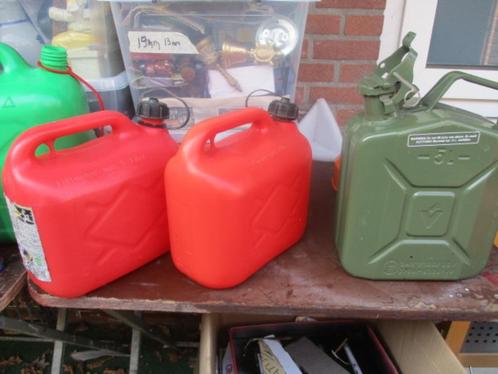2 rooie en 1 zwarte 5 liter jerrycans kunststof prijs per st, Caravans en Kamperen, Kampeeraccessoires, Gebruikt, Ophalen of Verzenden