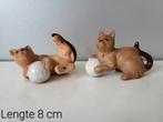 2 vintage / retro kattenbeeldjes / poezenbeeldjes met bal, Ophalen of Verzenden, Zo goed als nieuw, Dier