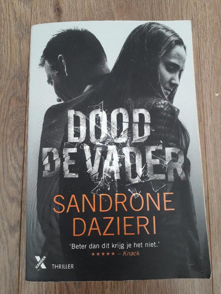 Boek Sandrone Dazieri - Dood de vader - 1x gelezen, Boeken, Thrillers, Gelezen, Ophalen of Verzenden