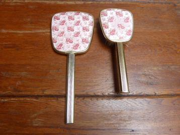 Vintage haarborstel en spiegel beschikbaar voor biedingen