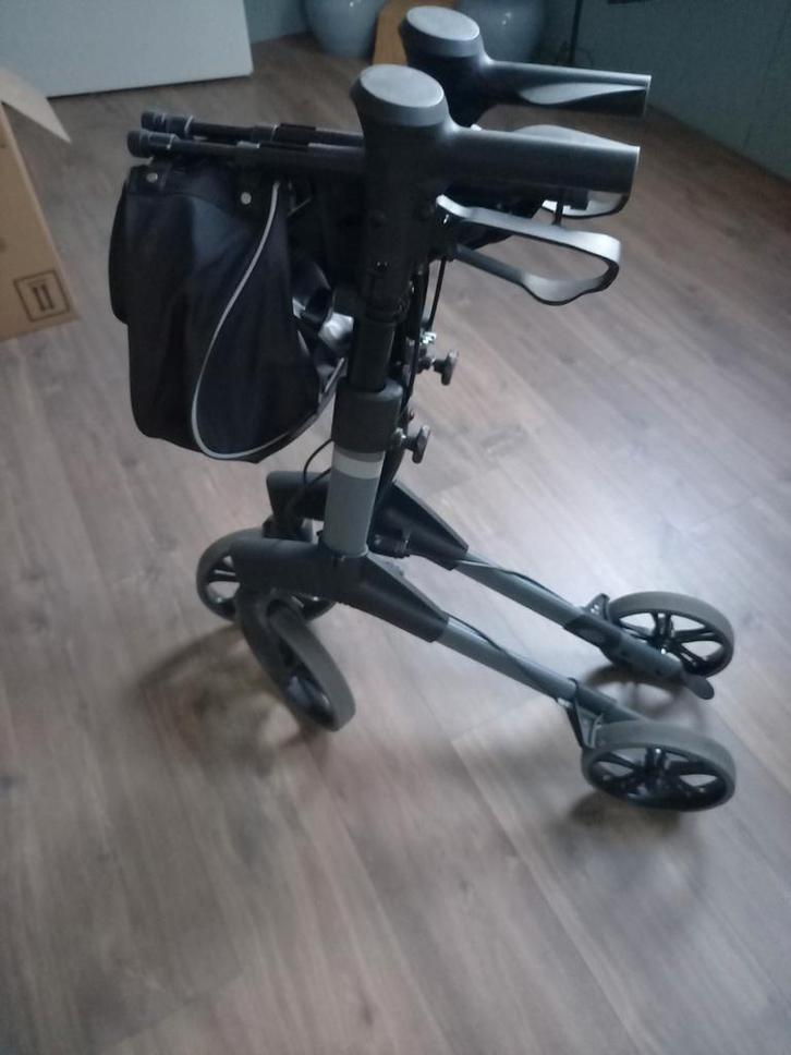 Rollator met zitje en tas, Diversen, Rollators, Zo goed als nieuw, Ophalen