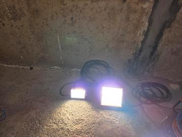 2 bouwlampen  beschikbaar voor biedingen