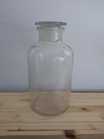 Glazen pot met deksel beschikbaar voor biedingen