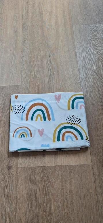 Ledikant hoeslaken met regenboogjes beschikbaar voor biedingen