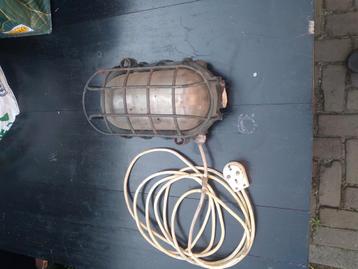 Industierele fabiekslamp of oudewetse stallamp. beschikbaar voor biedingen