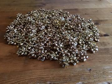 Partij goudkleurige plakroosjes, minibows knutselen beschikbaar voor biedingen