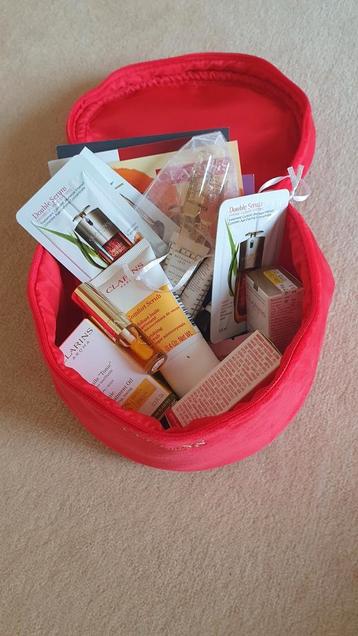 Beautycase gevuld met 35 Make-up en Verzorgingsproefjes  beschikbaar voor biedingen