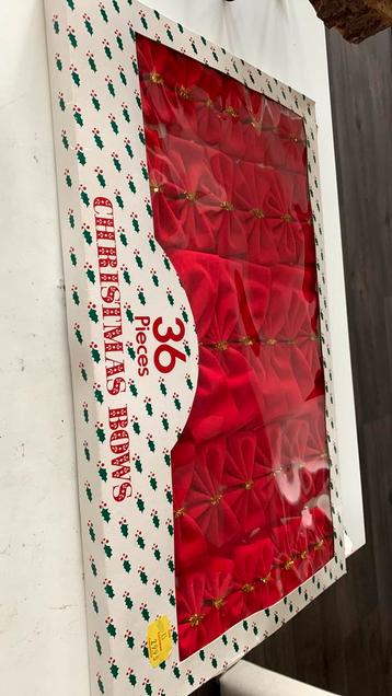 Rode kerststrikken beschikbaar voor biedingen