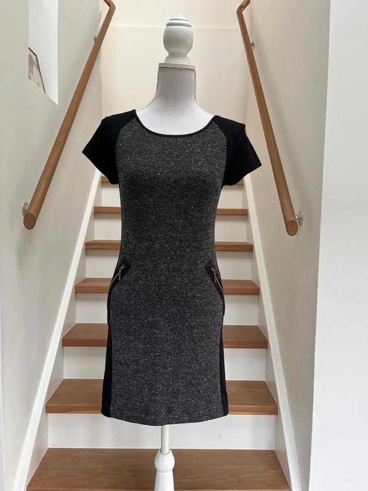 Little grey-black dress in 2 materialen., Kleding | Dames, Jurken, Zo goed als nieuw, Maat 36 (S), Zwart, Boven de knie, Verzenden