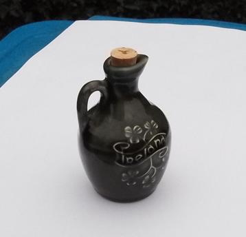 Knock Ireland Pottery. Poteen kruikje  .8.3cm hoogte  beschikbaar voor biedingen