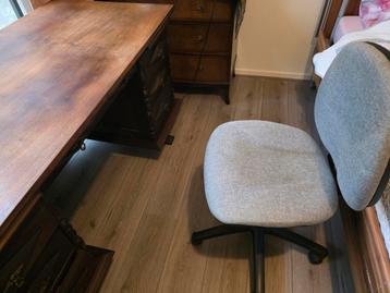 Mooi donkerbruin houten bureau met stoel