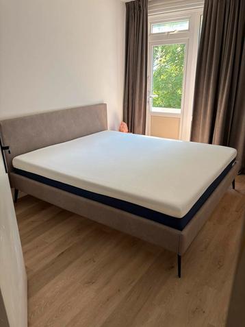 Bedframe + lattenbodems (180 x 210)