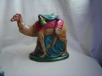Oude grote gipsen kameel voor de kerststal beschikbaar voor biedingen