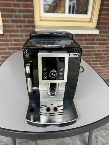 Nette Koffiebonenmachine met melkopschuimer weinig gebruikt  beschikbaar voor biedingen