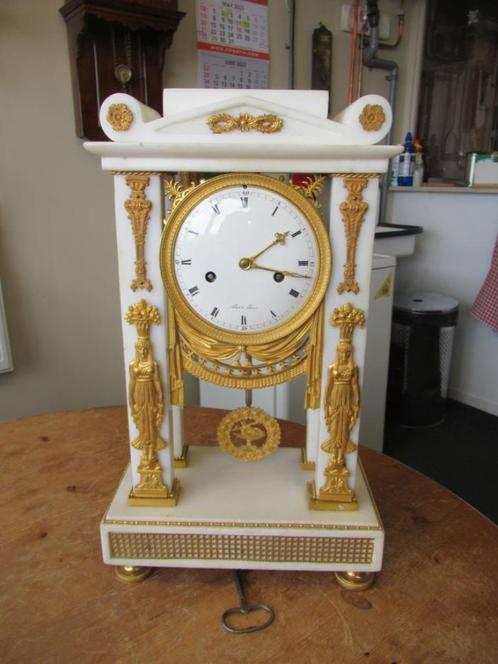 Oer 10953 ANTIEK 18e eeuwse wit marmeren Directoire pendule, Antiek en Kunst, Antiek | Klokken, Ophalen