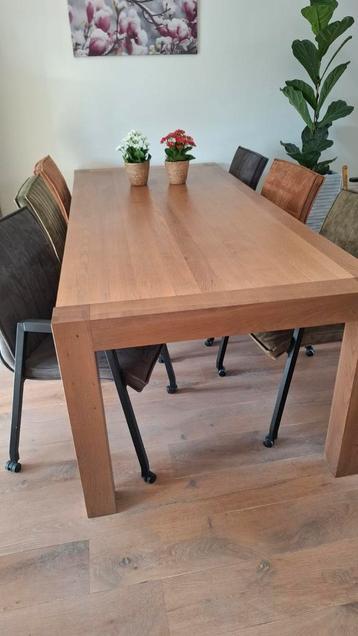 Eettafel met 6 stoelen beschikbaar voor biedingen