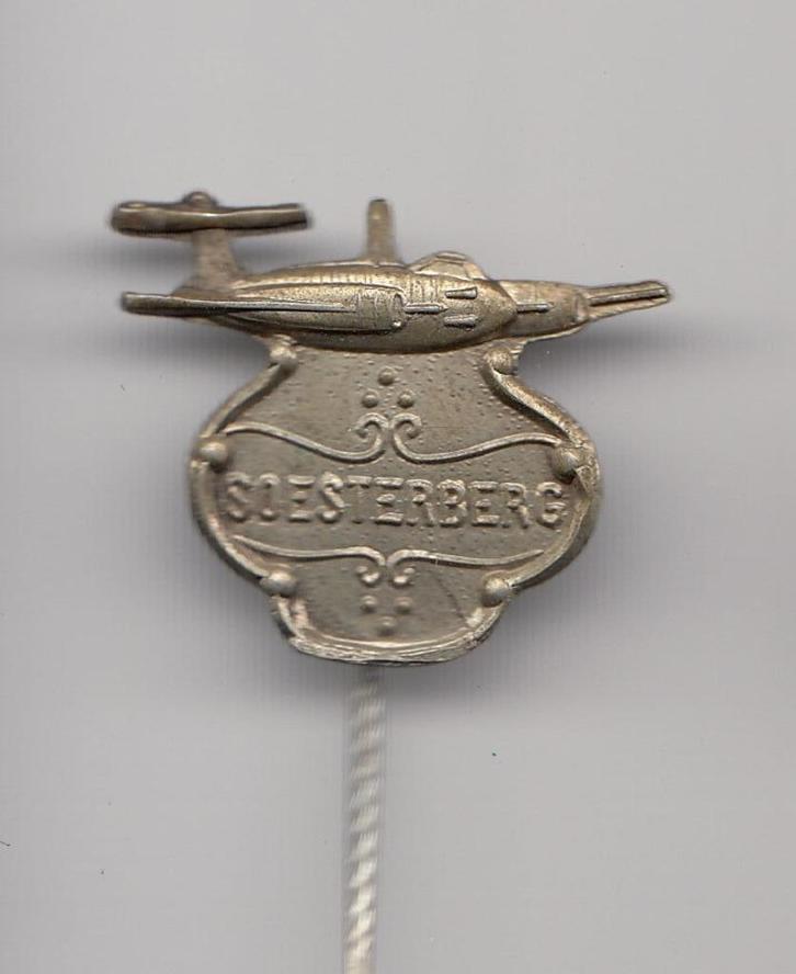 Vliegbasis Soesterberg speldje KLU Luchtmacht, Verzamelen, Luchtvaart en Vliegtuigspotten, Gebruikt, Patch, Badge of Embleem, Ophalen of Verzenden