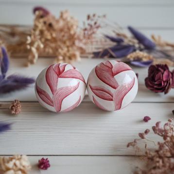 Twee ronde ballen van gips Ø 10 cm met bladmotief beschikbaar voor biedingen