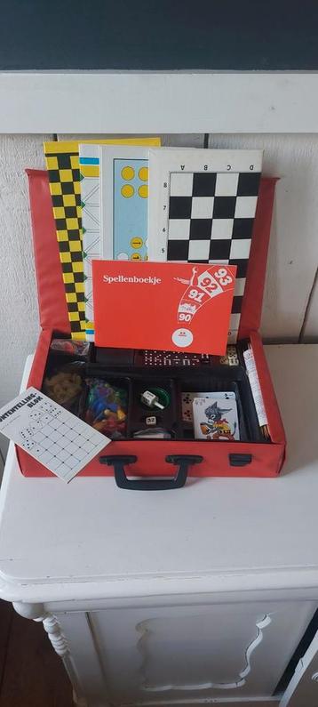 Vintage koffer vol met gezelschapsspellen spel vakantie beschikbaar voor biedingen