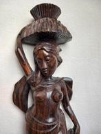 Zeer fraai houtsnijwerk van Balinese vrouw met hout op hoofd, Antiek en Kunst, Ophalen of Verzenden