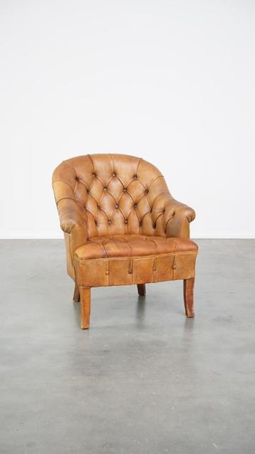 Schapenleren chesterfield fauteuil met elegante vormgeving beschikbaar voor biedingen