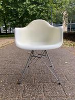 Vitra Eames DAR kuipstoel, Huis en Inrichting, Stoelen, Ophalen, Gebruikt, Wit, Eén