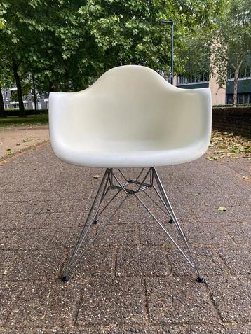 Vitra Eames DAR kuipstoel beschikbaar voor biedingen