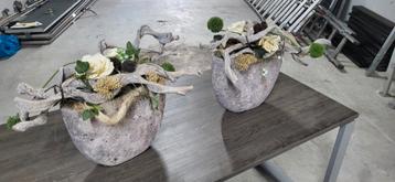 2 Opgemaakte Kunstbloemen met potten beschikbaar voor biedingen