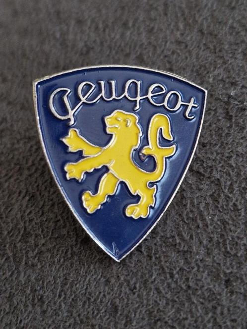 Speldje Peugeot, met klassieke P, Verzamelen, Speldjes, Pins en Buttons, Zo goed als nieuw, Speldje of Pin, Transport, Ophalen of Verzenden